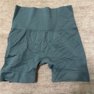 Set active sculptflex shorts size small